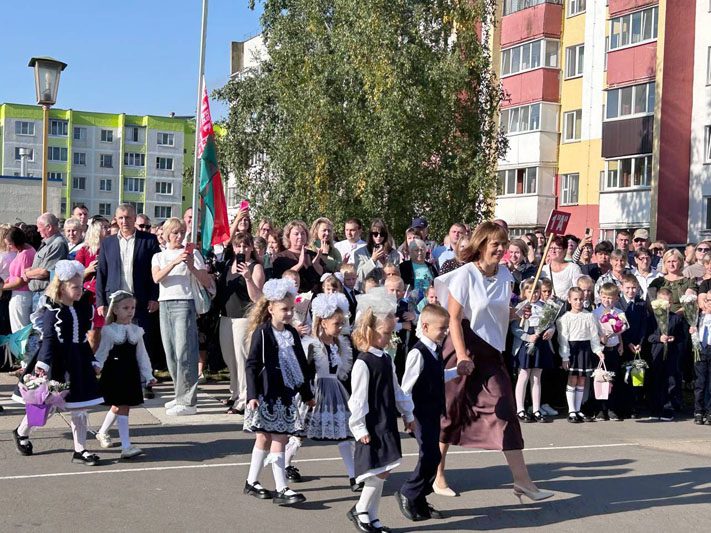 ФОТОФАКТ: Яркие моменты праздничной линейки в Костюковичской средней школе №4 ФОТОФАКТ: Яркие моменты праздничной линейки в Костюковичской средней школе №4
