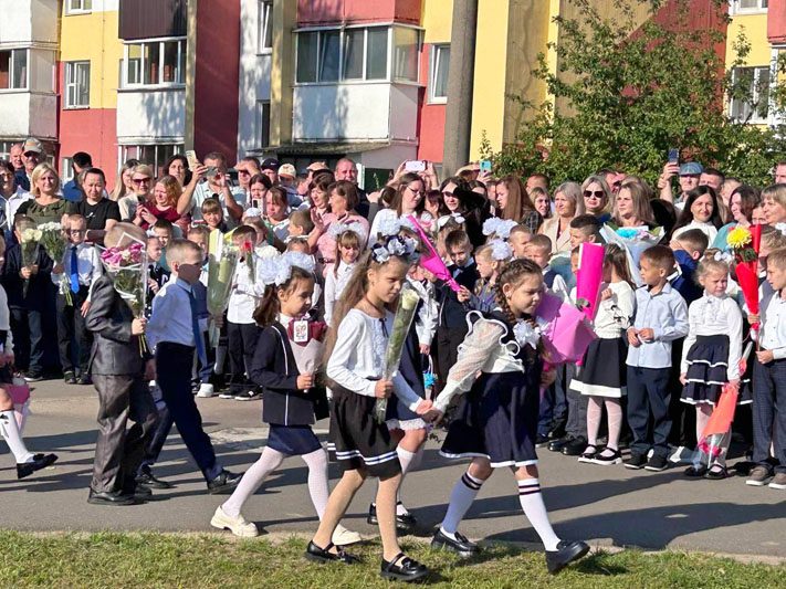 ФОТОФАКТ: Яркие моменты праздничной линейки в Костюковичской средней школе №4 ФОТОФАКТ: Яркие моменты праздничной линейки в Костюковичской средней школе №4