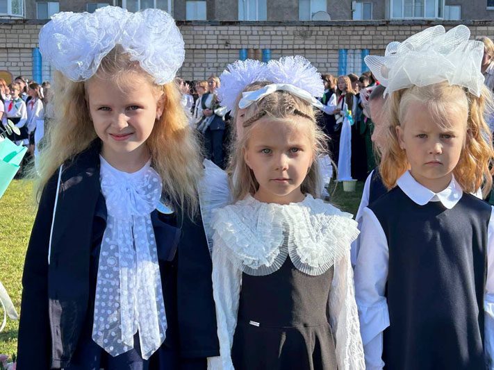 ФОТОФАКТ: Яркие моменты праздничной линейки в Костюковичской средней школе №4 ФОТОФАКТ: Яркие моменты праздничной линейки в Костюковичской средней школе №4