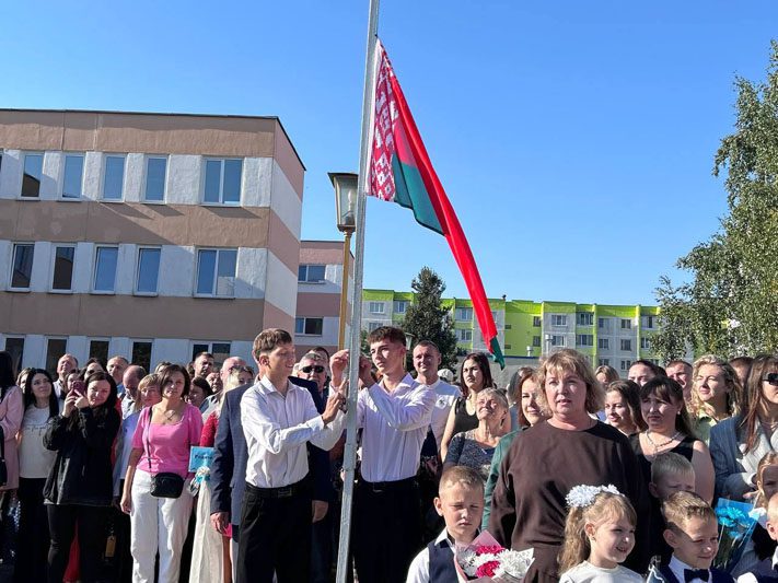 ФОТОФАКТ: Яркие моменты праздничной линейки в Костюковичской средней школе №4 ФОТОФАКТ: Яркие моменты праздничной линейки в Костюковичской средней школе №4