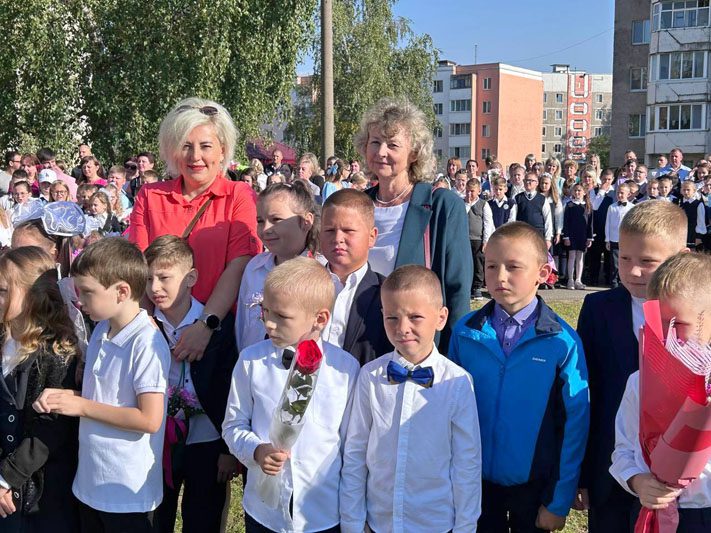 ФОТОФАКТ: Яркие моменты праздничной линейки в Костюковичской средней школе №4 ФОТОФАКТ: Яркие моменты праздничной линейки в Костюковичской средней школе №4