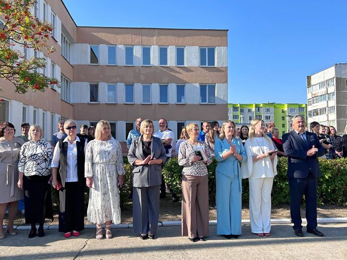 ФОТОФАКТ: Яркие моменты праздничной линейки в Костюковичской средней школе №4 ФОТОФАКТ: Яркие моменты праздничной линейки в Костюковичской средней школе №4