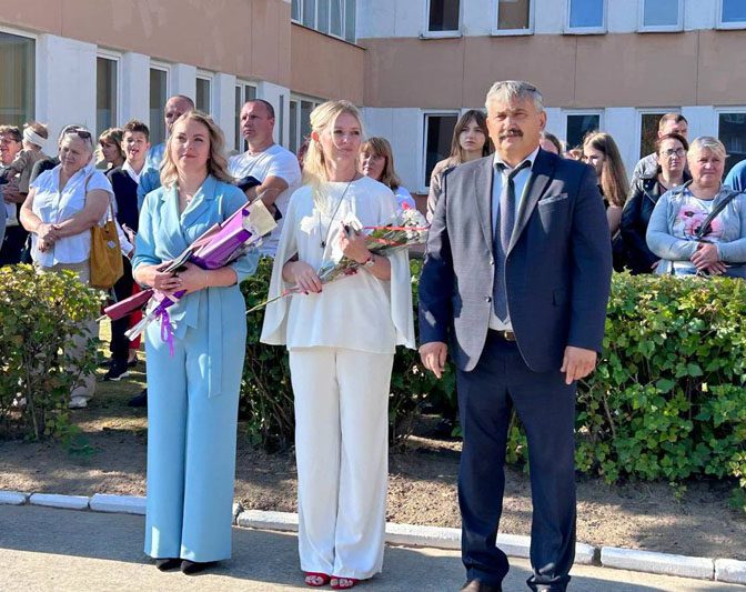 ФОТОФАКТ: Яркие моменты праздничной линейки в Костюковичской средней школе №4 ФОТОФАКТ: Яркие моменты праздничной линейки в Костюковичской средней школе №4