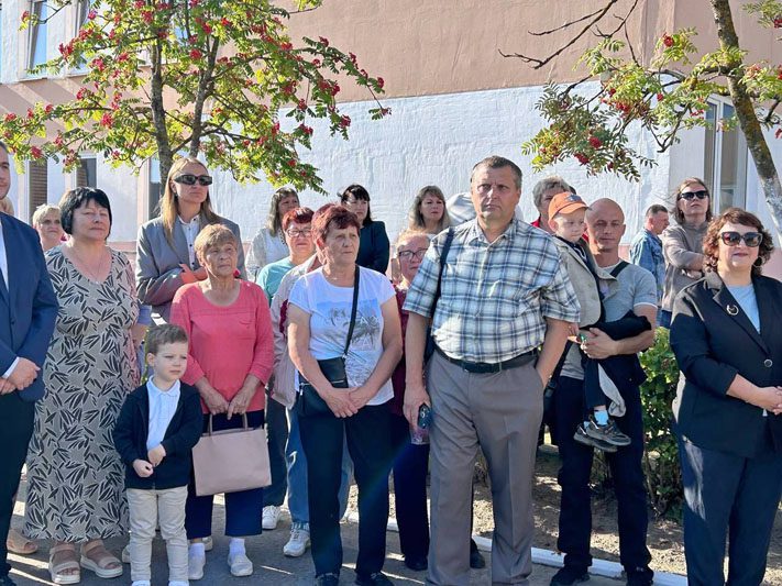 ФОТОФАКТ: Яркие моменты праздничной линейки в Костюковичской средней школе №4 ФОТОФАКТ: Яркие моменты праздничной линейки в Костюковичской средней школе №4