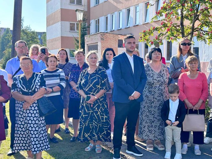 ФОТОФАКТ: Яркие моменты праздничной линейки в Костюковичской средней школе №4 ФОТОФАКТ: Яркие моменты праздничной линейки в Костюковичской средней школе №4