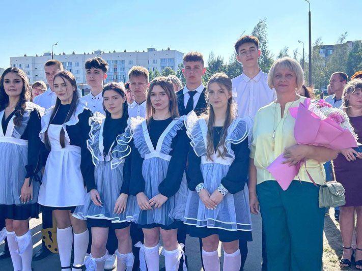 ФОТОФАКТ: Яркие моменты праздничной линейки в Костюковичской средней школе №4 ФОТОФАКТ: Яркие моменты праздничной линейки в Костюковичской средней школе №4