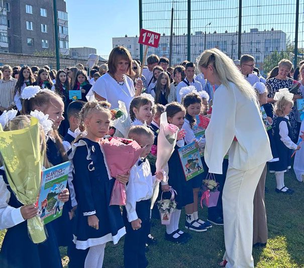 ФОТОФАКТ: Яркие моменты праздничной линейки в Костюковичской средней школе №4 ФОТОФАКТ: Яркие моменты праздничной линейки в Костюковичской средней школе №4