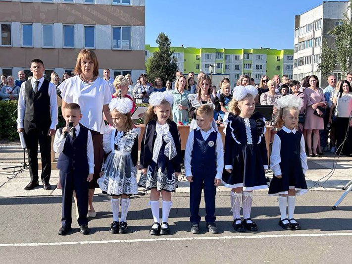 ФОТОФАКТ: Яркие моменты праздничной линейки в Костюковичской средней школе №4 ФОТОФАКТ: Яркие моменты праздничной линейки в Костюковичской средней школе №4