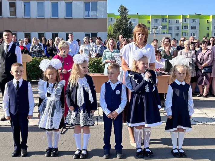 ФОТОФАКТ: Яркие моменты праздничной линейки в Костюковичской средней школе №4 ФОТОФАКТ: Яркие моменты праздничной линейки в Костюковичской средней школе №4