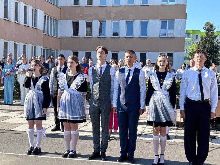 ФОТОФАКТ: Яркие моменты праздничной линейки в Костюковичской средней школе №4 ФОТОФАКТ: Яркие моменты праздничной линейки в Костюковичской средней школе №4