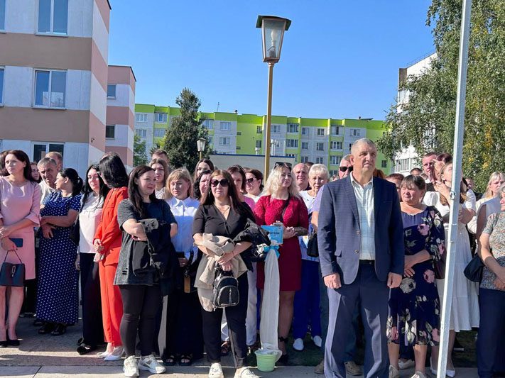 ФОТОФАКТ: Яркие моменты праздничной линейки в Костюковичской средней школе №4 ФОТОФАКТ: Яркие моменты праздничной линейки в Костюковичской средней школе №4