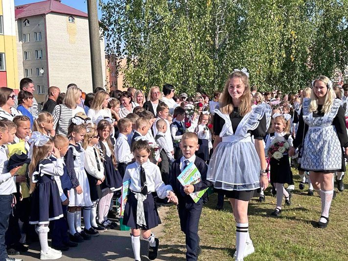 ФОТОФАКТ: Яркие моменты праздничной линейки в Костюковичской средней школе №4 ФОТОФАКТ: Яркие моменты праздничной линейки в Костюковичской средней школе №4