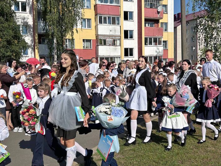 ФОТОФАКТ: Яркие моменты праздничной линейки в Костюковичской средней школе №4 ФОТОФАКТ: Яркие моменты праздничной линейки в Костюковичской средней школе №4