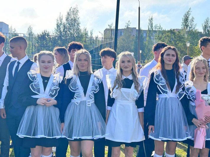 ФОТОФАКТ: Яркие моменты праздничной линейки в Костюковичской средней школе №4 ФОТОФАКТ: Яркие моменты праздничной линейки в Костюковичской средней школе №4