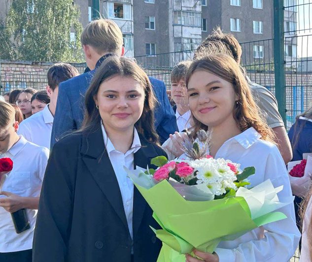 ФОТОФАКТ: Яркие моменты праздничной линейки в Костюковичской средней школе №4 ФОТОФАКТ: Яркие моменты праздничной линейки в Костюковичской средней школе №4