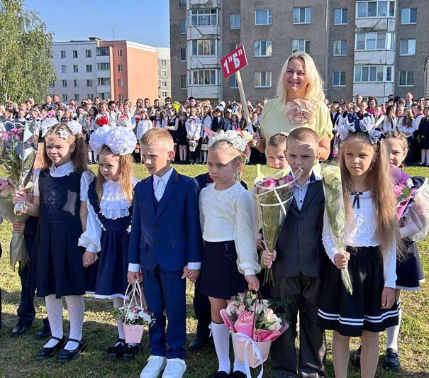 ФОТОФАКТ: Яркие моменты праздничной линейки в Костюковичской средней школе №4 ФОТОФАКТ: Яркие моменты праздничной линейки в Костюковичской средней школе №4