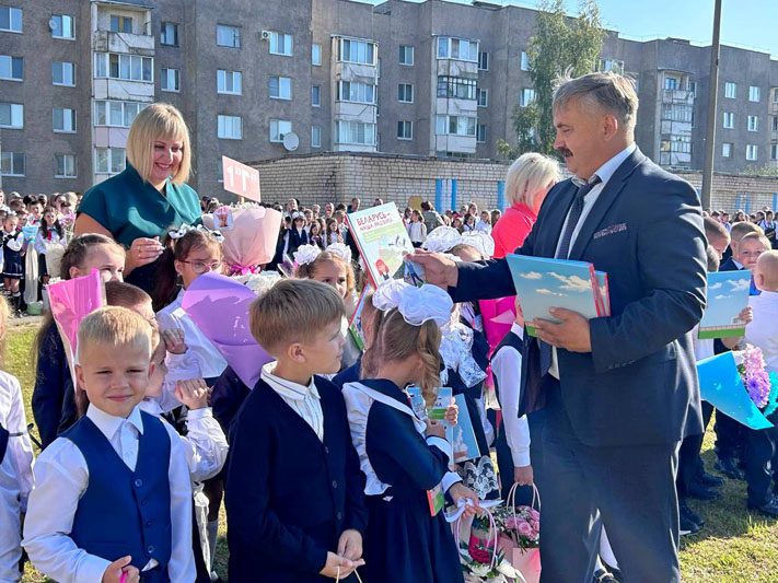 ФОТОФАКТ: Яркие моменты праздничной линейки в Костюковичской средней школе №4 ФОТОФАКТ: Яркие моменты праздничной линейки в Костюковичской средней школе №4