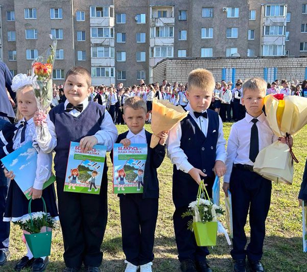 ФОТОФАКТ: Яркие моменты праздничной линейки в Костюковичской средней школе №4 ФОТОФАКТ: Яркие моменты праздничной линейки в Костюковичской средней школе №4