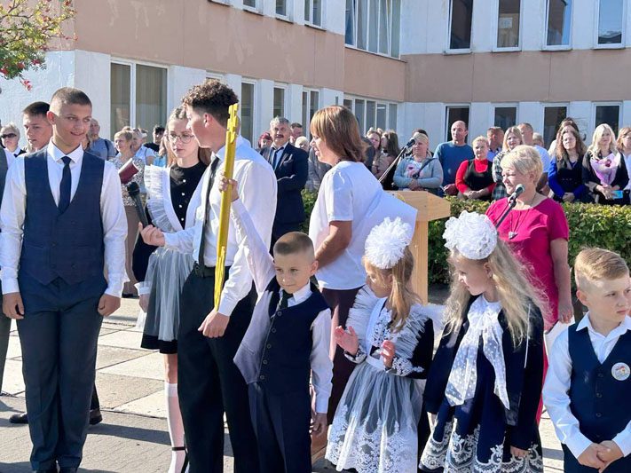 ФОТОФАКТ: Яркие моменты праздничной линейки в Костюковичской средней школе №4 ФОТОФАКТ: Яркие моменты праздничной линейки в Костюковичской средней школе №4