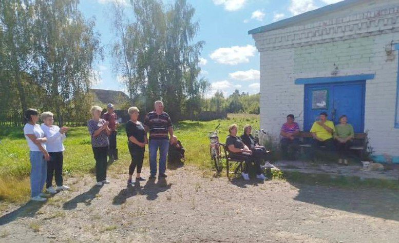 Костюковичские артисты подарили сельчанам «Осеннее настроение»