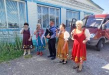 Костюковичские артисты подарили сельчанам «Осеннее настроение»