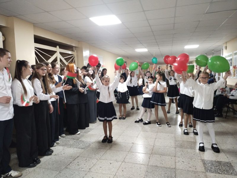 Торжественная линейка, посвященная Дню народного единства, прошла в Костюковичской средней школе №4 Торжественная линейка, посвященная Дню народного единства, прошла в Костюковичской средней школе №4
