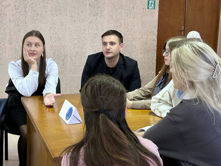 Костюковичские педагоги разных поколений сошлись в интеллектуальном поединке Костюковичские педагоги разных поколений сошлись в интеллектуальном поединке