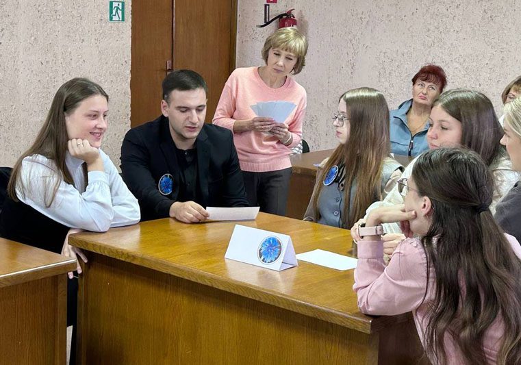 Костюковичские педагоги разных поколений сошлись в интеллектуальном поединке Костюковичские педагоги разных поколений сошлись в интеллектуальном поединке