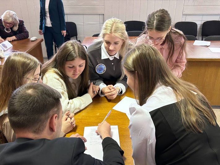 Костюковичские педагоги разных поколений сошлись в интеллектуальном поединке Костюковичские педагоги разных поколений сошлись в интеллектуальном поединке