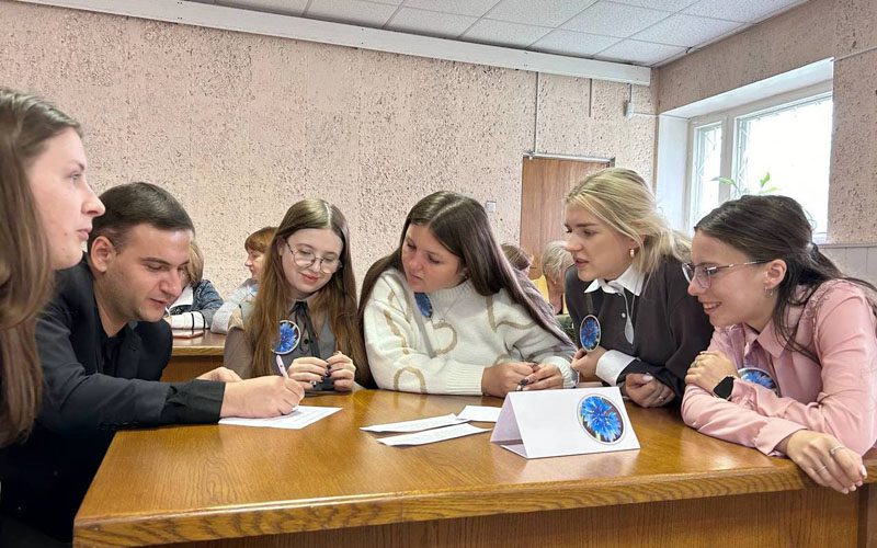 Костюковичские педагоги разных поколений сошлись в интеллектуальном поединке Костюковичские педагоги разных поколений сошлись в интеллектуальном поединке