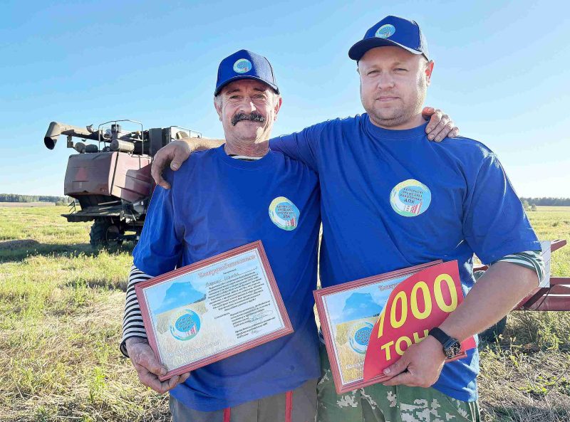 Уборочная в Костюковичском районе завершена – комбайнеры и водители успели пополнить ряды тысячников