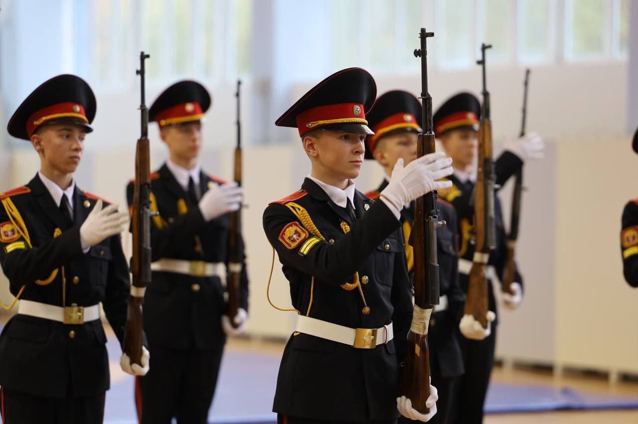 С песней и гордо чеканя шаг. Как соревнуются военно-патриотические клубы Могилевской области