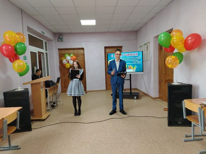 Торжественно и трогательно отметили День учителя в средней школе №1 Торжественно и трогательно отметили День учителя в средней школе №1