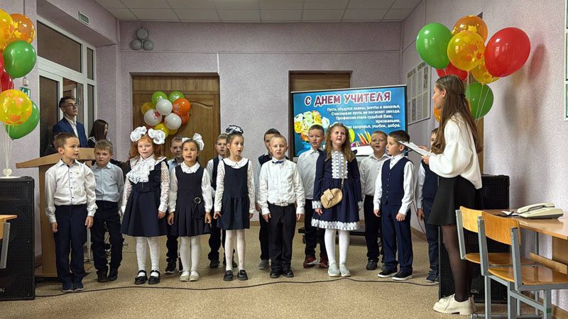 Торжественно и трогательно отметили День учителя в средней школе №1 Торжественно и трогательно отметили День учителя в средней школе №1