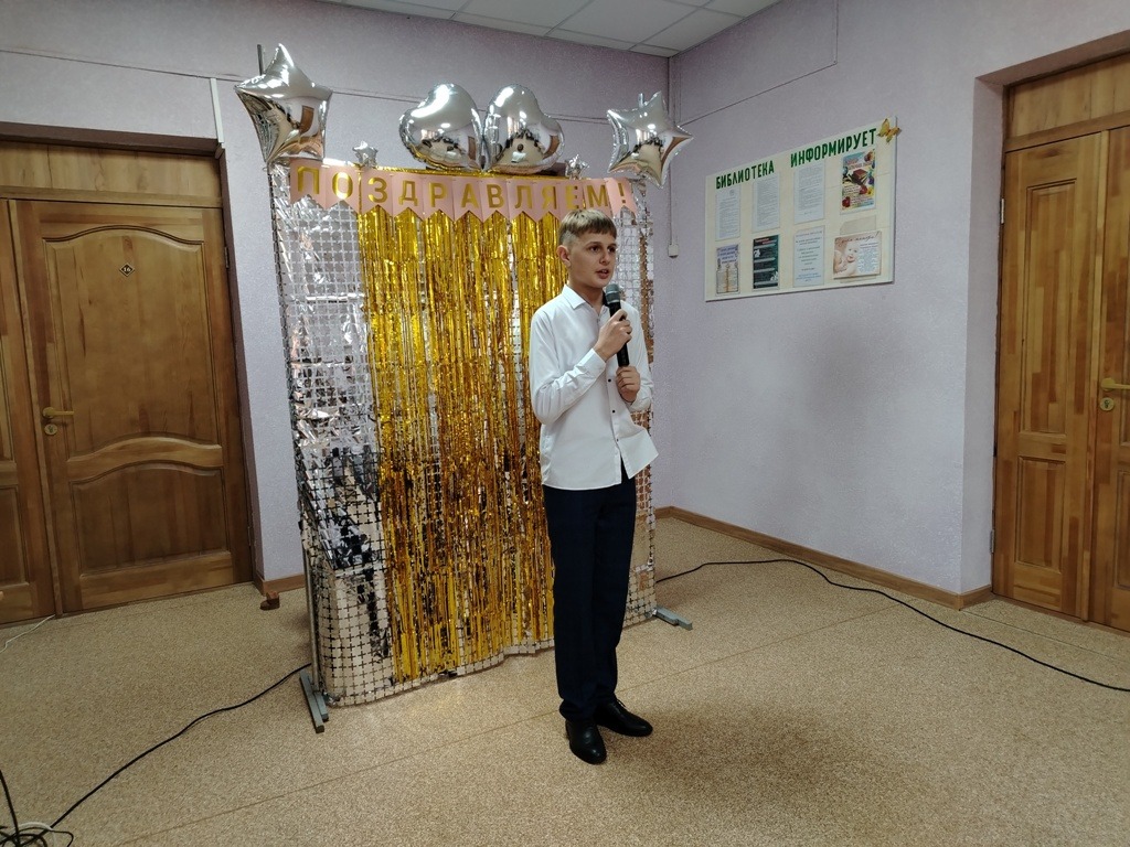 Концертная программа «Тепло и свет родительской любви» прошла в Костюковичской средней школе №1