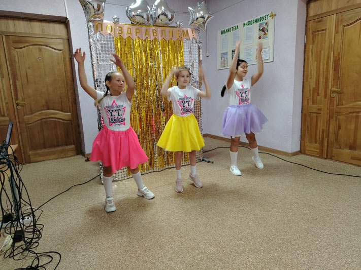 Концертная программа «Тепло и свет родительской любви» прошла в Костюковичской средней школе №1