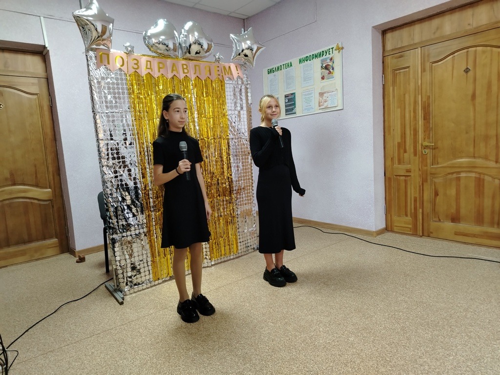 Концертная программа «Тепло и свет родительской любви» прошла в Костюковичской средней школе №1