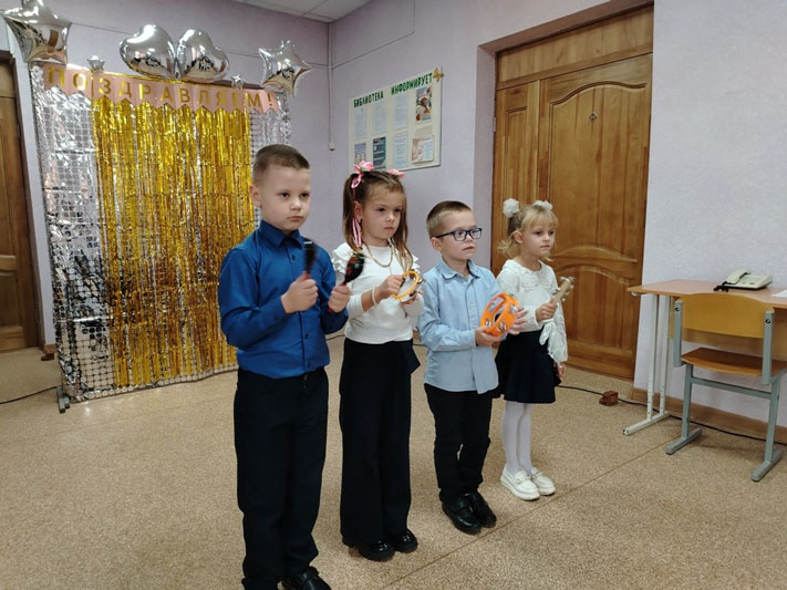 Концертная программа «Тепло и свет родительской любви» прошла в Костюковичской средней школе №1