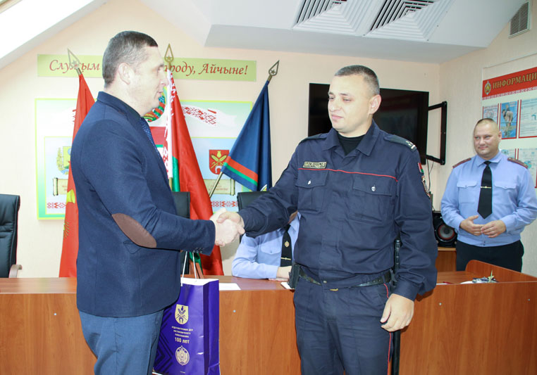 Торжественное собрание в честь Дня отца прошло в Костюковичском РОВД