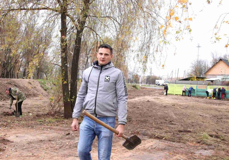 ФОТОФАКТ: В Костюковичах прошел осенний субботник