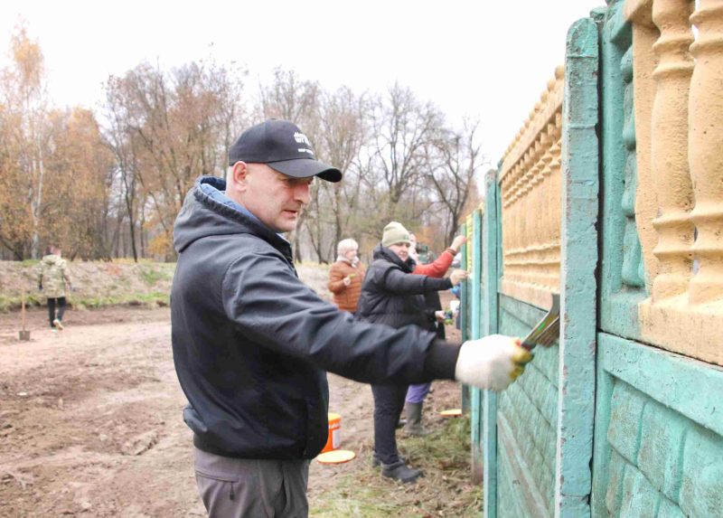 ФОТОФАКТ: В Костюковичах прошел осенний субботник