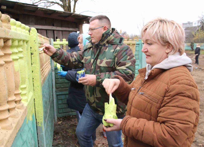 ФОТОФАКТ: В Костюковичах прошел осенний субботник