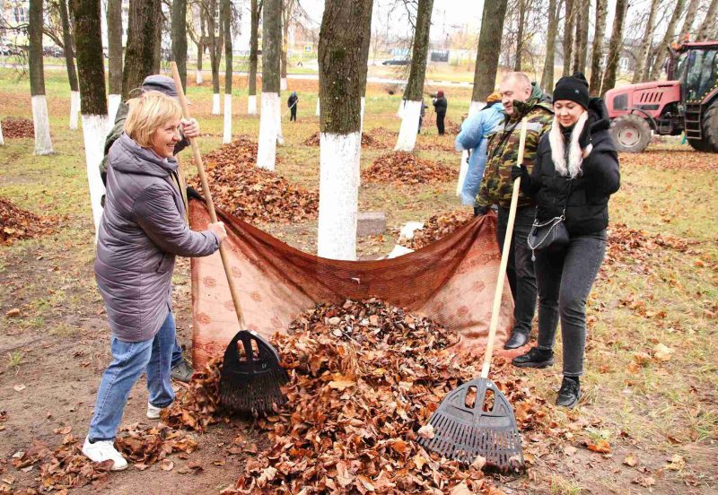 ФОТОФАКТ: В Костюковичах прошел осенний субботник