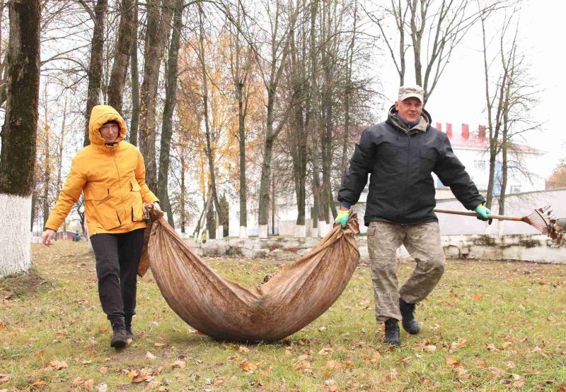 ФОТОФАКТ: В Костюковичах прошел осенний субботник