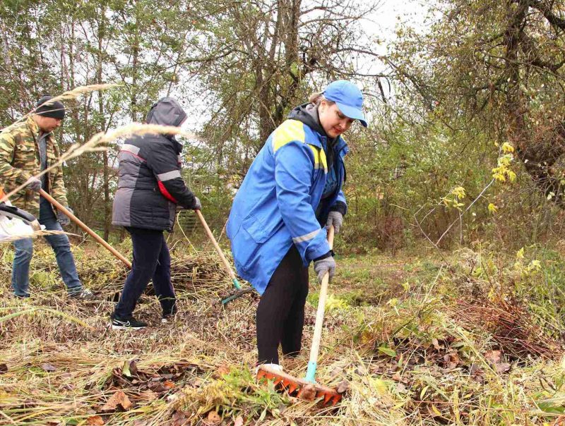 ФОТОФАКТ: В Костюковичах прошел осенний субботник