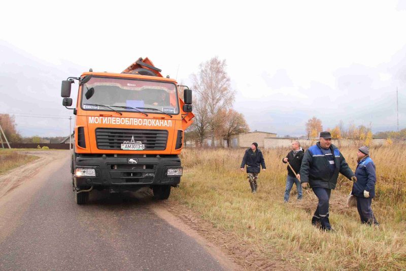 ФОТОФАКТ: В Костюковичах прошел осенний субботник