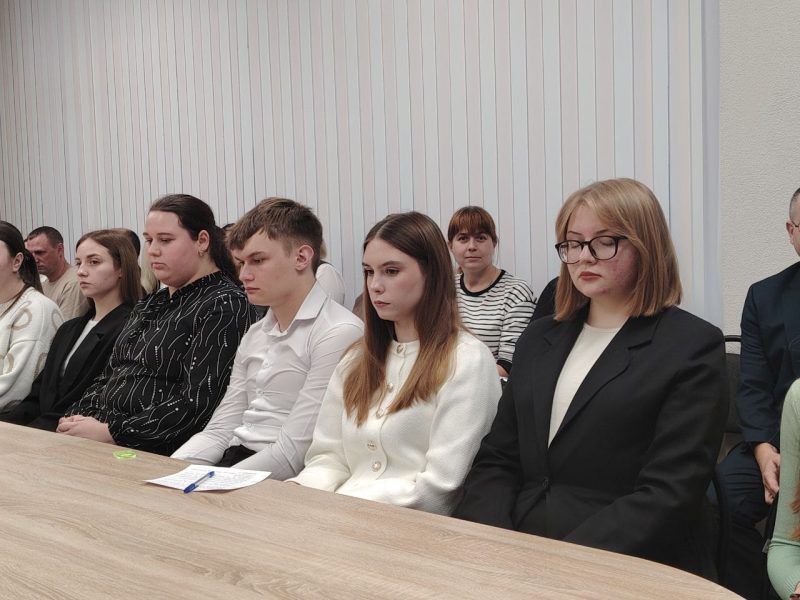 Глава Костюковичского района провел встречу с молодыми специалистами