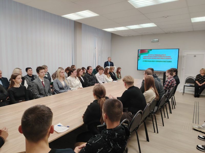 Глава Костюковичского района провел встречу с молодыми специалистами