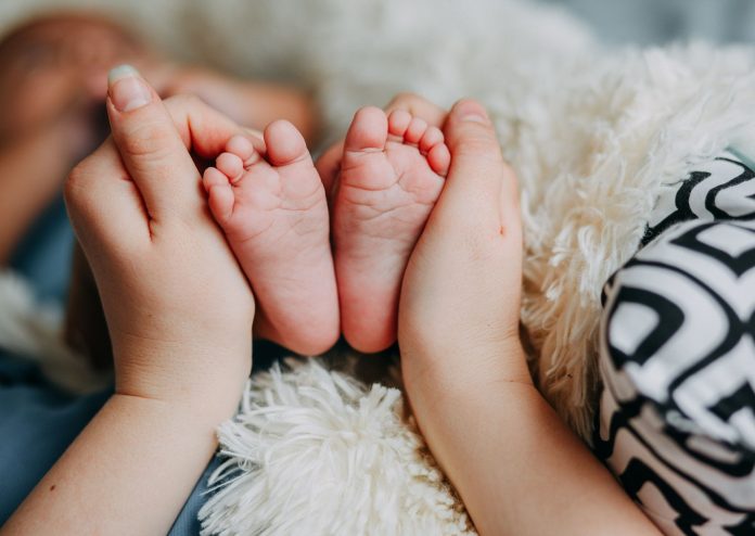 Можно ли совмещать работу с декретом и как это скажется на выплатах, рассказали в Минтруда