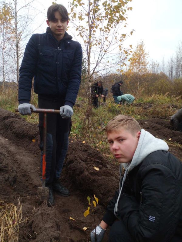 Костюковчане участвуют в акции "Дай лесу новае жыццё!"
